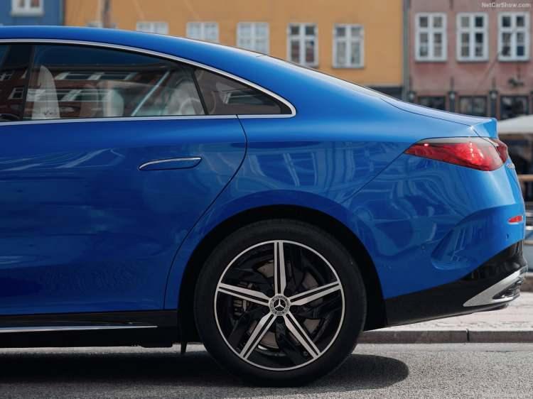 <p>Yeni CLA'nın navigasyon deneyimi ilk kez Google Maps verilerine dayanıyor. Electric Intelligence teknolojisine sahip Mercedes-Benz navigasyonu, en hızlı ve en verimli rotayı belirlerken şarj duraklarını da dinamik olarak planlıyor.</p>