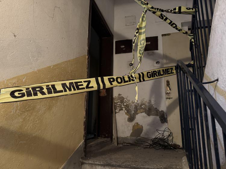 <p>Nevşehir'in Gülşehir ilçesinde çöp dolu evde yaşayan zihinsel engelli kadının, hayatını kaybeden annesinin cesediyle yaklaşık bir ay yaşadığı ortaya çıktı<strong>. <em>İşte tüyler ürperten hadisenin detayları...</em></strong></p>