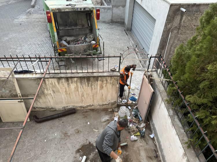 <p>Zihinsel engelli kadın ise sağlık kontrolü için hastaneye sevk edildi. Evdeki çöpler belediye ekiplerinin çalışmasıyla boşaltıldı.</p>