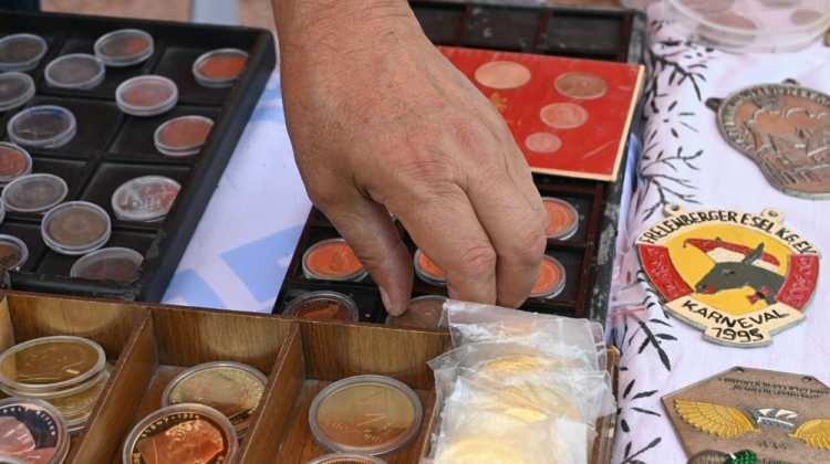 <p>Eskişehir’de düzenlenen antika pazarında tarihe tanıklık eden nadide parçalar görücüye çıktı. .</p>