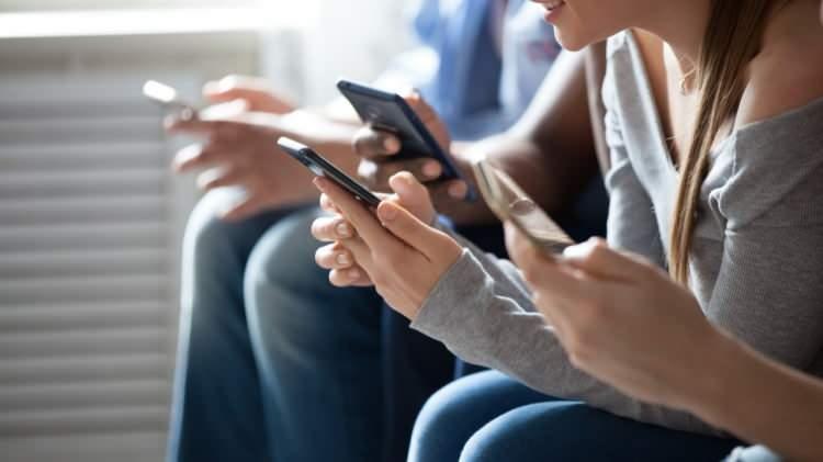 <p><span style="color:#B22222"><strong>İŞTE FİYATI DÜŞECEK TELEFONLAR</strong></span></p>
<p>Peki hangi telefonların fiyatlarında düşüş olacak?</p>
