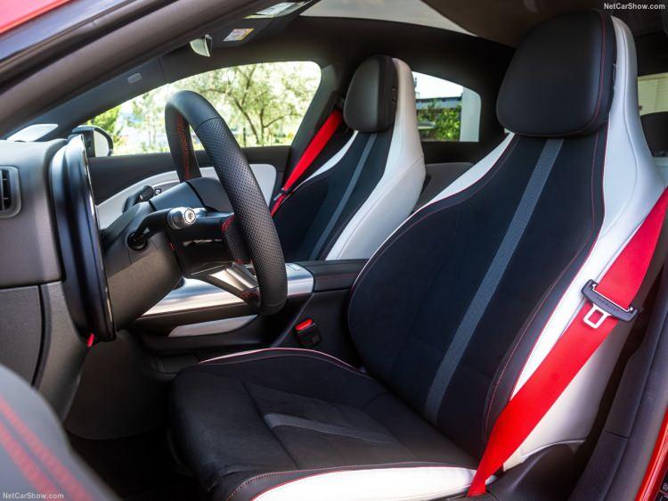 <p>715 kilometreye kadar menzili olan CLA 350 4MATIC, yüksek verimliliği sürüş keyfi ve üstün performansla birleştiriyor. </p>