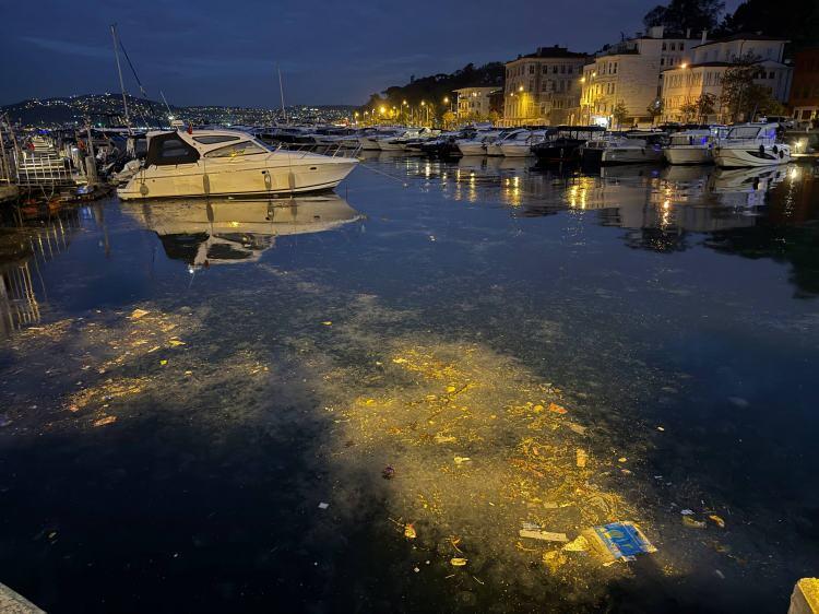 <p>Denize atılan çöpler rüzgar ve akıntıyla Tarabya Mahallesi mevkisinde kıyıya vurdu.</p>