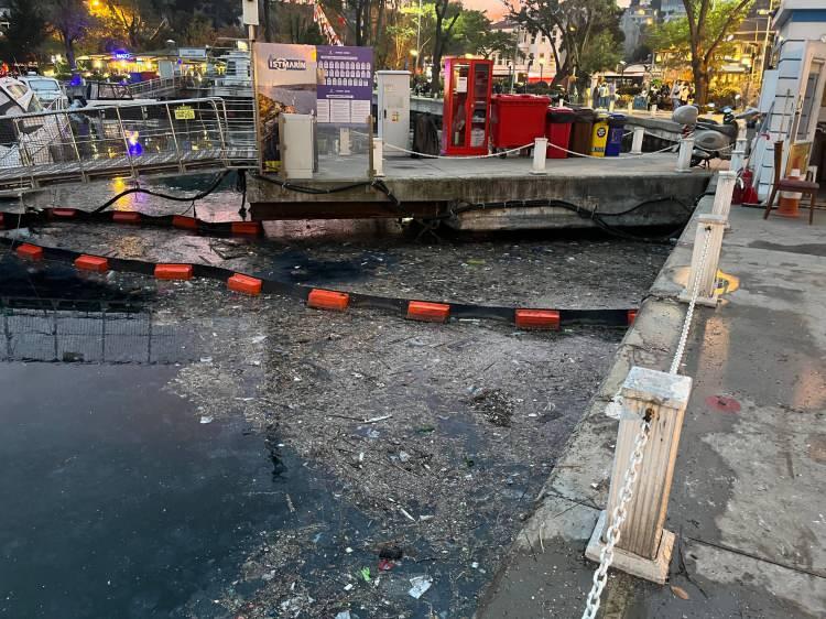 <p>Çok sayıda plastik, ambalaj ve evsel atık, İBB tarafından işletilen İstmarin'de bulunan yatların çevresinde de birikintiler oluşturdu.</p>
<p> </p>