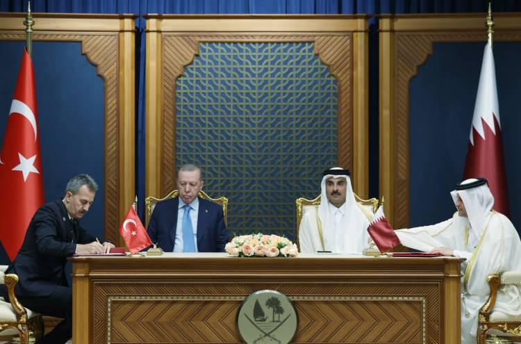 <p><span style="color:#B22222"><strong>ANLAŞMALAR İMZALANDI</strong></span></p>
<p>Cumhurbaşkanı Recep Tayyip Erdoğan ile Katar Emiri Şeyh Temim bin Hamed Al Sani huzurunda çeşitli alanlarda anlaşmalar ile Yüksek Stratejik Komite 11. Toplantısı Ortak Bildirisi imzalandı.</p>