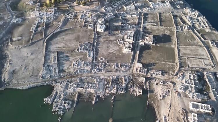 <p>Alınan bilgiye göre, 8 Şubat 2020'de su tutmaya başlayan Karakurt HES Barajı'nın havzasında kalan köy, sular altında kaldı. </p>