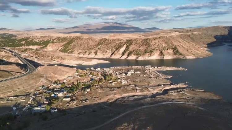 <p>Kars'ta baraj sularının yaklaşık 50 metre düşmesiyle birlikte dramatik bir manzara ortaya çıktı.</p>