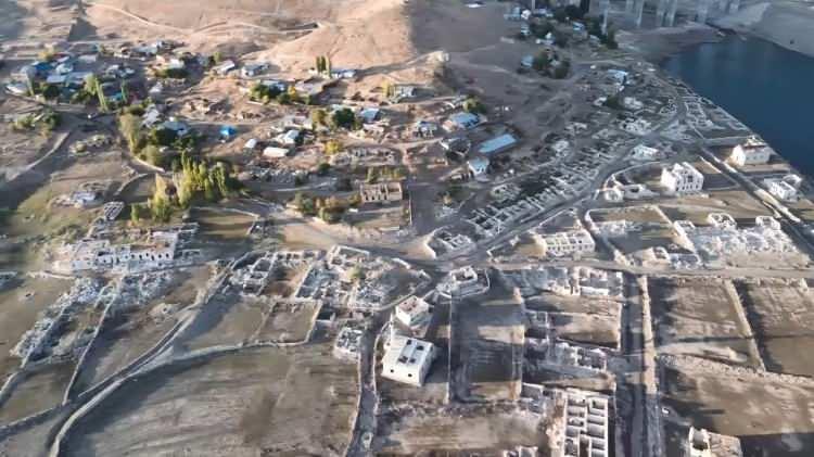 <p>Suların çekilmesiyle köyün ortaya çıktığını ifade eden vatandaşlar, <strong>"Karakurt'tayız su 50-60 metre çekilmiş, eski yerleşim yeri olan Karakurt köyü de tamamen gün yüzüne çıktı. Bundan 1 ay önce Karakurt köyü tamamen sular altındaydı." </strong>dedi</p>