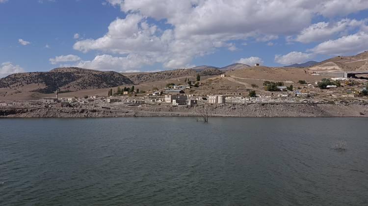 <p>Suların çekilmesiyle oluşan bu ilginç manzara, dron ile de görüntülendi.</p>