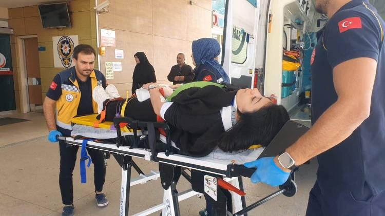 <p>Savrulan otomobil, Tahir A. (60) idaresindeki 11 ABH 215 plakalı tıra arkadan çarptı.</p>