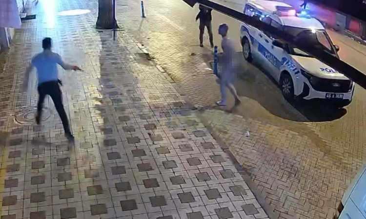 <p>Çıplak halde elinde bıçakla kaçmaya çalışan şüpheli polislere de saldırmaya çalıştı, ancak kısa süren takibin ardından ayağından vurulup yakalandı. </p>