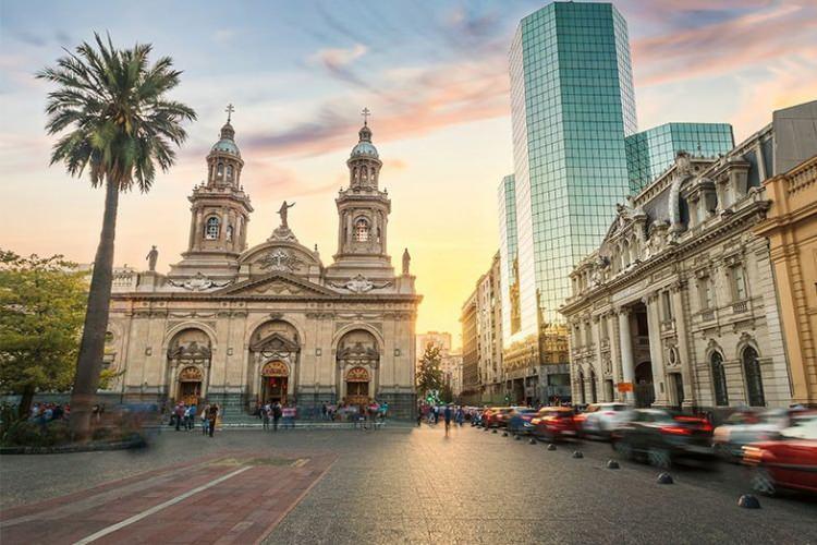 <p>30 Ocak 1926'da G&uuml;ney Amerika &uuml;lkesi Şili ile imzalanan dostluk anlaşması sonucu her iki &uuml;lke de birbirlerini tanıdı.&nbsp;</p>

<p>1930 yılında ise Şili'de T&uuml;rk B&uuml;y&uuml;kel&ccedil;iliği a&ccedil;ıldı. Başkent Santiago'da Atat&uuml;rk meydanı ve anıtı a&ccedil;ıldı.</p>

<p>Şili, T&uuml;rkiye Cumhuriyetini resmi olarak tanıyan ilk Latin Amerika &uuml;lkesi oldu.</p>
