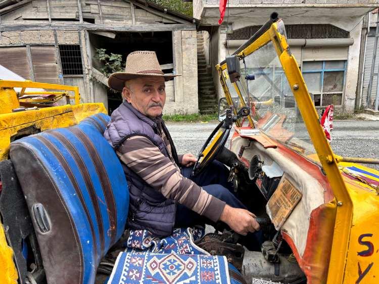 <p>Polyester gövdeli, Lombardini motorlu aracıyla emekliliğinin ardından memleketi Trabzon'un Yomra ilçesine dönen Yavuz, çevredekilerin yoğun ilgisiyle karşılaştı.</p>