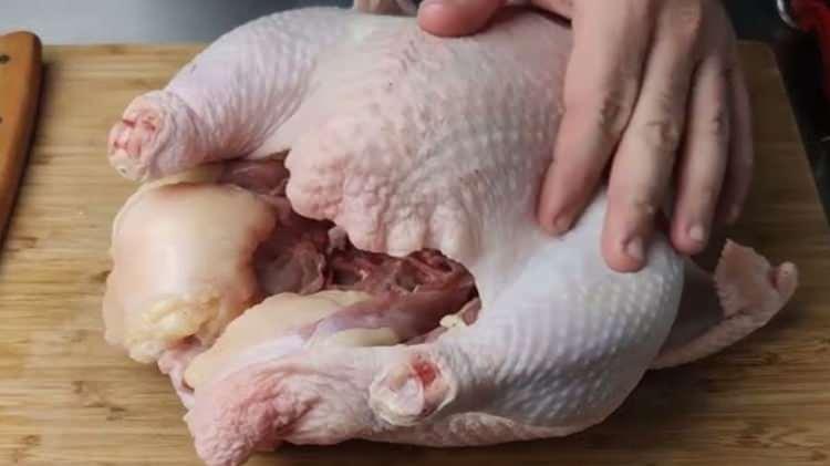 <p>Uzmanlara göre sağlıklı bir tavuk tüketimi için, pişirmeden önce derinin mutlaka ayrılması gerekiyor. </p>