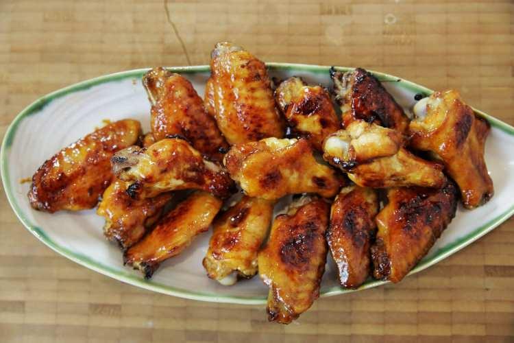 <p><span style="color:#800000"><strong>Kızartma yöntemleriyle pişirilen tavuk derisi, bu riskleri daha da artırıyor. Yüksek ısıda yağın yanmasıyla oluşan “heterosiklik amin” ve “polisiklik aromatik hidrokarbon” gibi kimyasalların, hücrelerde DNA hasarına ve kansere neden olabileceği biliniyor. Bu nedenle uzmanlar, tavuk derisinin özellikle kızartılmış halinden kesinlikle uzak durulması gerektiği konusunda uyarıyor.</strong></span></p>