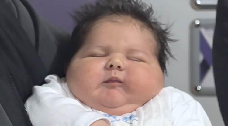 <p>En büyük bebek olarak literatüre geçen bebek hayrete düşürdü. Bursa’nın İnegöl ilçesinde 37’nci haftasında sezaryenle dünyaya gelen bebeğin kilosu 6 kilo 150 gram, boyu ise 59 santim olarak ölçüldü.</p>