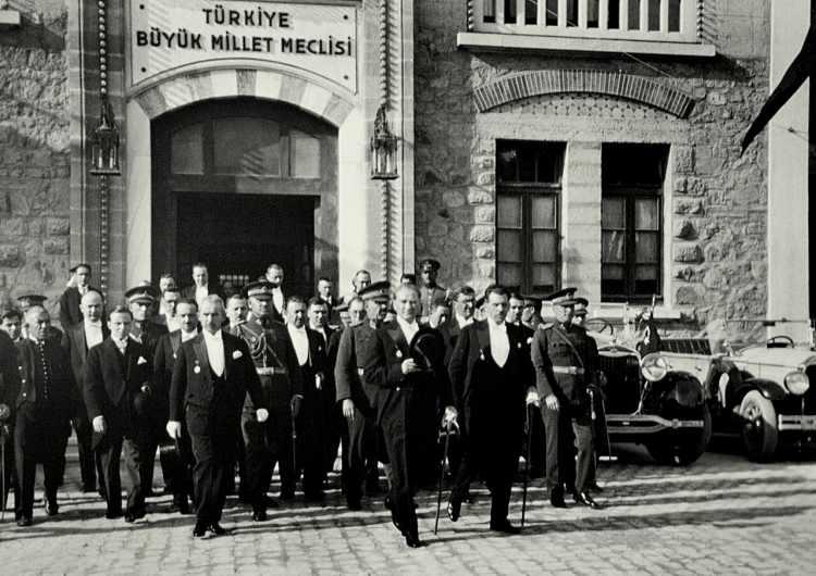 <p>TBMM ile ilişkiler kuran devletler de Türkiye'yi ilk tanıyan ülkeler olarak literatüre geçti.</p>