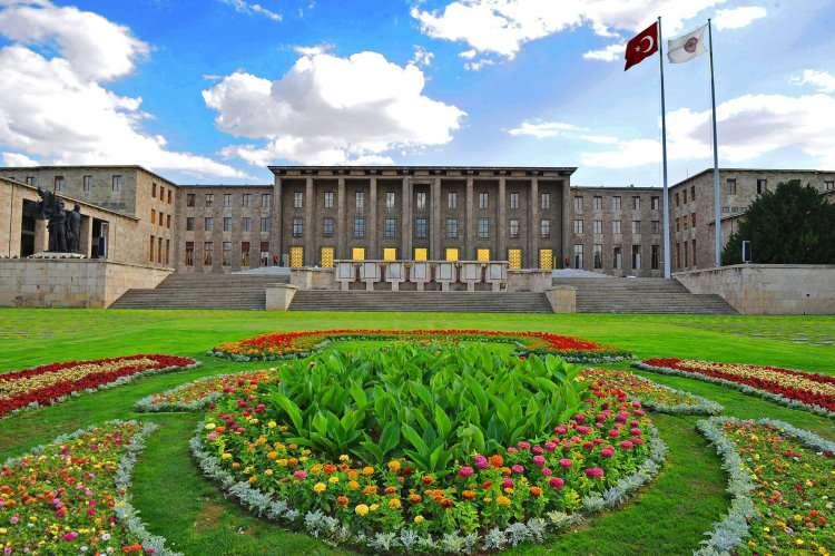 <p>Gümrü Barış Anlaşması ile Doğu'da Ermeniler ile yaşanan yerel düzeydeki çatışmalar sonlandırıldı. </p>
<p> </p>
<p>Böylece TBMM'yi meşru bir otorite olarak kabul edip tanıyan ilk ülke de Ermenistan oldu.</p>
<p> </p>
<p>Türkiye'nin lehine olan bu anlaşma ile Ermenistan, Doğu Anadolu'daki hak iddialarından vazgeçti ve Kars şehrini bütünüyle TBMM'ye temsil etti. </p>
<p> </p>
