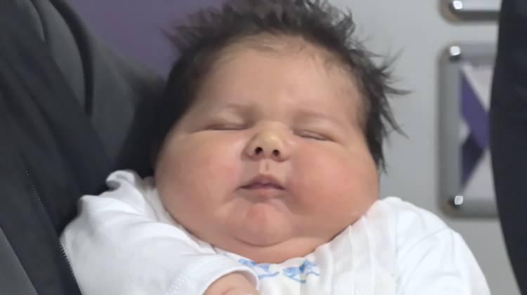 <p>Bursa’nın İnegöl ilçesinde dünyaya gelen erkek bebek, ağırlığı ve boyutuyla adeta hayrete düşürdü. Avukat Murat Tunç Bircan (32) ve özel sağlık merkezi Müdürü Ece Bircan (28) çiftinin ikinci çocukları olan Ali Atilla, 6 kilo 150 gram ağırlığında 59 santim uzunluğunda doğarak hem ailesini hem de sağlık görevlilerini hayrete düşürdü.</p>
<p> </p>