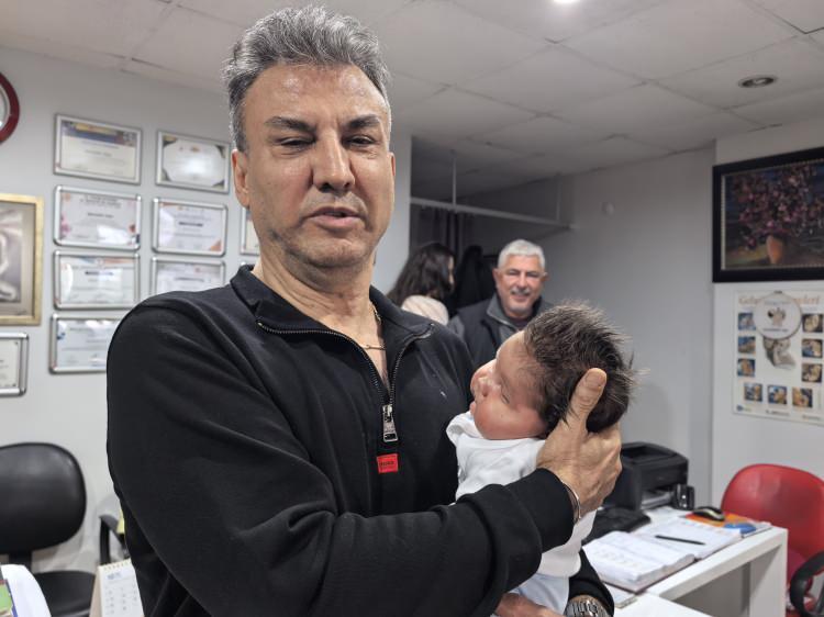 <p>Kadın Doğum Uzmanı Dr. İbrahim Yaşa, "Bebek Bircan tarafımdan takip edildi. Birkaç gün önce de doğumu gerçekleşti. Sıkıntılı bir takip vardı. Bebek çok hızlı kilo alıyordu. 6 kilo 150 gram ağırlığında erkek bebek doğurttuk. 2024-2025 taramalarında Türkiye’deki en büyük bebek. Geçen sene İspanya’daki 6 kiloluk bebek Avrupa’da gündem olmuştu. Bundan birkaç ay önce doğuda bir ilimizde 5 kilo 250 gram doğan bir bebekle baya sansasyonel olmuştu. </p>