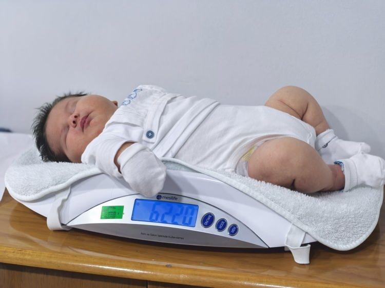 <p>Normal doğum ortalaması 3-3,5 kilogram arasında seyrederken, Ali Atilla’nın kilosu neredeyse iki kat fazla oldu. Doğumdan sonra yapılan kontrollerde bebeğin sağlık durumunun iyi olduğu belirlendi.</p>
