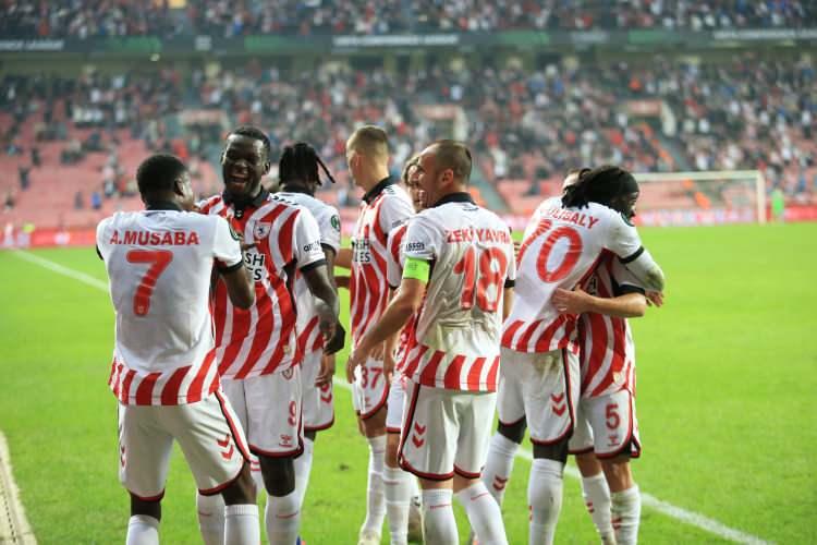 <p>Avrupa'da mücadele eden bir diğer temsilcimiz Samsunspor da UEFA Konferans Ligi'nin ikinci haftasında Dinamı Kiev'i 3-0 yendi.</p>
