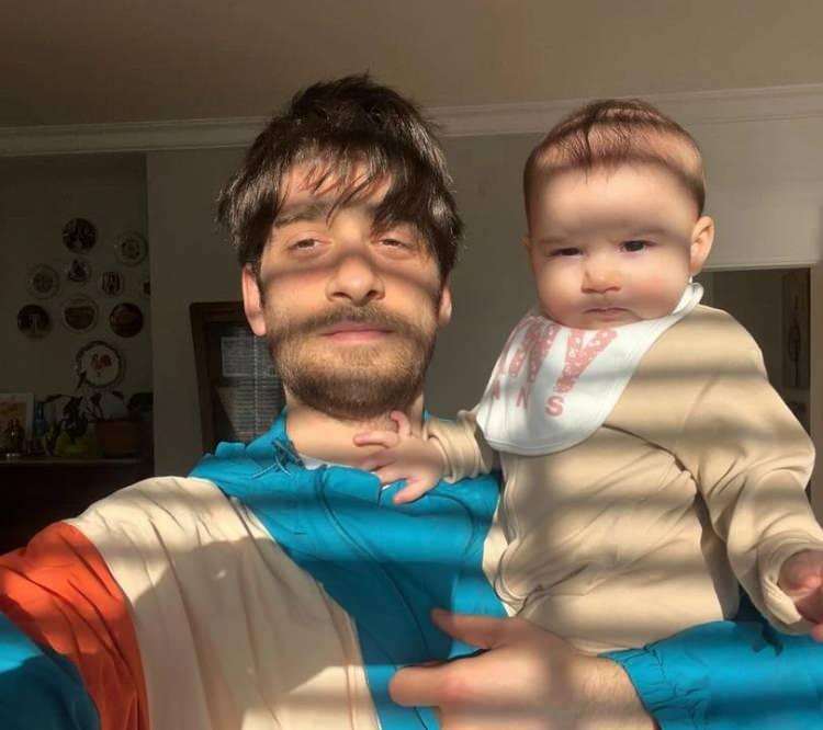 <p>Geçtiğimiz günlerde Akkaş'ın eşi Oben Alkan, kızları Suzan'ın grip şüphesiyle hastaneye götürdüklerini ancak hastanede kızlarına zatürre teşhisi koyulduğunu ve yoğun bakıma alındığını duyurmuştu.</p>
