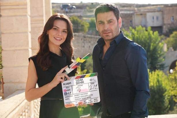 <p><strong>B&ouml;l&uuml;m başı 22 milyon TL maliyeti olan "Uzak Şehir" dizisinde Ozan Akbaba 1,5 milyon, Sinem &Uuml;nsal ise 1 milyon TL kazanıyor.</strong></p>
