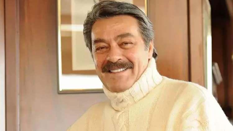 <p><span style="color:#800080"><em><strong>"Gece 23.30, telefonum çaldı, açtım, Kadir Abi. Kadir İnanır! 'Alo Ahmet?' dedi. 'Buyur abi.' dedim. Burnunu falan çekiyor. 'Ne oldu abi, rahatsız mısın?' dedim. 'Ağlıyorum.' dedi; 'Oğlum, ne yazmışsın Nevzat'la Evgenia'nın aşkını, çok dokundu bana ya.' dedi. 'Beyoğlu'nun En Güzel Abisi'ni okumuş, ağlıyor. Kadir Abi çok duygusal, çok çocuk kalplidir."</strong></em></span></p>