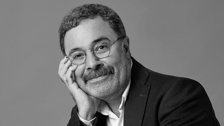 <p><strong>Ahmet Ümit</strong>, kendisine yöneltilen <em><strong><span style="color:#800080">"Kitaptan zengin olan nadir yazarlardan birisiniz diyebilir miyiz?</span>" </strong></em>sorusuna ise şu sözlerle cevap verdi:</p>