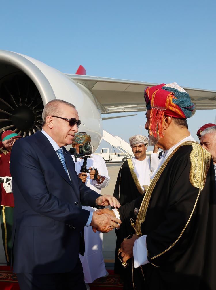 <p>Cumhurbaşkanı Recep Tayyip Erdoğan, resmi temaslarda bulunmak üzere geldiği Umman'ın başkenti Maskat'ta, Umman Sultanı Heysem bin Tarık (solda) tarafından resmi törenle karşılandı.</p>