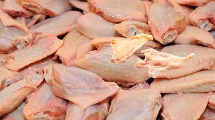 <p><em><span style="color:#800000"><strong>Uzmanlar, birçok kişinin lezzetinden vazgeçemediği tavuk derisi konusunda uyarıyor. Yüksek oranda doymuş yağ ve kolesterol içeren tavuk derisi, kalp sağlığını tehdit ediyor ve vücutta toksin birikimine yol açabiliyor.</strong></span></em></p>