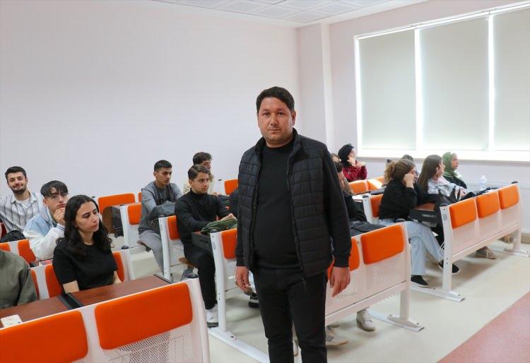<p>Ülkede meydana gelen yıkıcı depremlerde büyük acıların yaşandığına dikkati çeken Mutlu, şunları kaydetti:</p>
<p>"Van'da 2011'de meydana gelen iki büyük depremde 644 vatandaşımız hayatını kaybetti. O günden bu yana depremin etkilerini hem yapısal hem ruhsal hem de sosyolojik anlamda yaşıyoruz. Acılardan ders çıkararak geleceği planlamamız gerekiyor. Bunu başarabilmenin tek yolu, afet risk yönetiminden geçiyor. Öncelikle herkesin afet yönetimini öğrenmesi gerekiyor. AFAD'ın e-Devlet üzerinden afetlerle ilgili eğitimleri var. Herkes bu uygulamalara rahatlıkla ulaşabilir."</p>