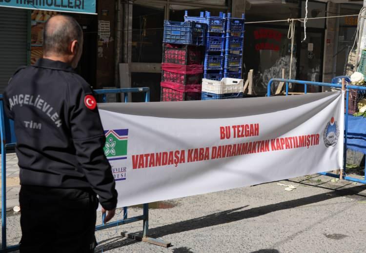 <p>Hürriyet Mahallesi ve Siyavuşpaşa semt pazarlarında rutin kontroller sırasında vatandaşların şikayeti üzerine yapılan inceleme örnek bir uygulamaya dönüştü. Ekipler, Hürriyet Mahallesi'nde bulunan pazar alanında yaptıkları denetimde bir esnafın tezgahın ön kısmına kaliteli ürünleri, arka kısmına ise daha düşük kalitedeki ürünleri yerleştirdiğini tespit etti. Ayrıca pazarcının vatandaşlara karşı kaba davrandığı da belirlendi. Zabıta ekipleri, hem vatandaşlara karşı saygısız tutum hem de ürünlerde yanıltıcı düzenleme nedeniyle pazarcıya 15 gün tezgah kapatma ve idari para cezası uyguladı. Uygulama kapsamında tezgahın bulunduğu alana, <strong>"Bu tezgah vatandaşa kaba davranmaktan dolayı kapatılmıştır" </strong>ve <strong>"Bu tezgahın önündeki ve arkasındaki ürünlerin farklı olmasından dolayı kapatılmıştır" </strong>yazılı uyarı pankartları asıldı.</p>