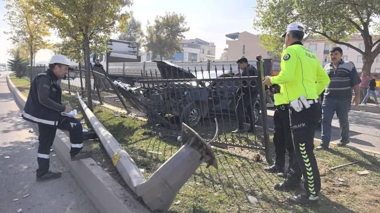 <p>Kaza sonucu otomobilin sürücüsü ile araçtaki yolcu Sevil K. (34) yaralandı. Yaralılar kaza yerine sevk edilen ambulansla İnegöl Devlet Hastanesine kaldırıldı.</p>
