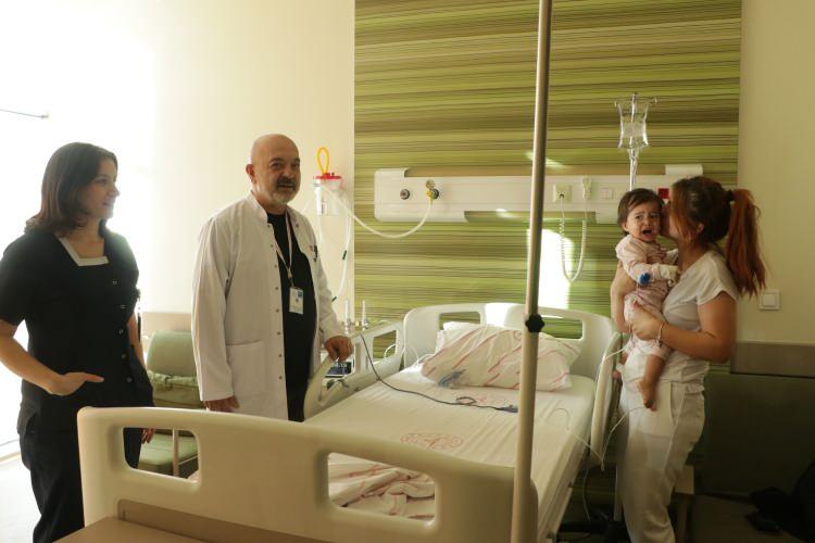 <p>Kayseri’de 15 aylık bebeğin yemek borusuna pil ve lego oyuncak parçası kaçtı. Cisimler, bebeğin nefes borusundan 3 saatlik operasyonla çıkarıldı.</p>
<p> </p>