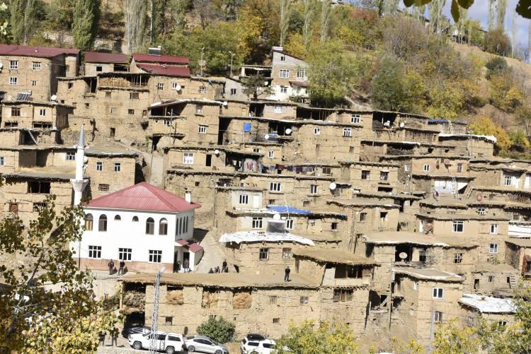 <p>Bitlis'in Hizan ilçesine bağlı <strong><em>Uzuntaş köyünde</em></strong> incelemelerde bulunan <strong><em><span style="color:#A52A2A">Vali Ahmet Karakaya,</span></em></strong> sonbahar renklerine bürünen 70 hanenin bulunduğu 300 yıllık tarihi köy için harekete geçti. </p>