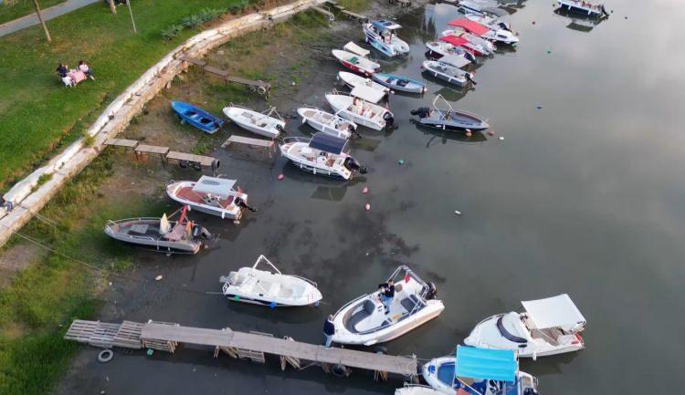 <p>310 kilometrekarelik yüz ölçümüyle Türkiye'nin 5'inci büyük gölü olan İznik Gölü'ndeki su seviyesi, kritik düzeyin altına düştü.</p>

<p> </p>

