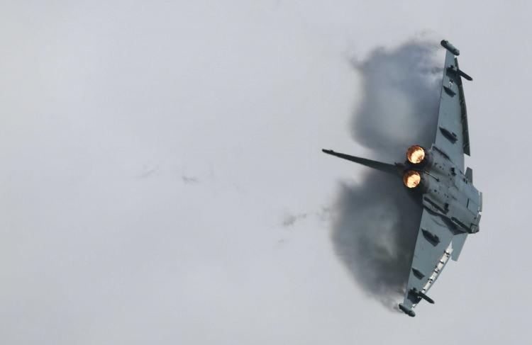 <p>*11- KAAN projesi için Eurofighter'ın teknolojik bir katkısı olur mu?</p>

<p><br />
Evet, olur. Typhoon konsorsiyumu (İngiltere, Almanya, İtalya, İspanya) ve KAAN projesi (Türkiye, İngiltere-BAE Systems) arasında zaten bir teknoloji ve işbirliği potansiyeli var. Typhoon'un motoru olan EJ200'ü üreten Eurojet konsorsiyumunun (özellikle Rolls-Royce) KAAN'ın motoru için de çalışmalar yaptığı biliniyor. Typhoon'un AESA radarı, aviyonikleri, sensör füzyonu ve diğer teknolojileri, KAAN'ın geliştirme sürecinde Türk mühendislerine önemli bir tecrübe ve bilgi birikimi kazandırabilir.</p>

