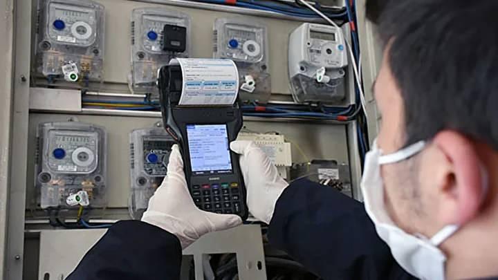 <p><span style="color:rgb(178, 34, 34)"><strong>12- LİMİTİN ÜSTÜNDE TÜKETİM YAPAN BİR ABONE LİMİTİN ALTINDA TÜKETİM YAPMAYA BAŞLADIĞINDA DEVLET DESTEĞINDEN NASIL FAYDALANACAK?</strong></span></p>

<p><span style="color:rgb(178, 34, 34)"><strong>​</strong></span></p>

<p>2025'te limiti geçen tüketici, 2026 boyunca son kaynak tarifesinde kalacak. Ancak, 2026 için yıllık tüketimin, 2027 için belirlenen limitin altında kalması durumunda, 2027’de normal perakende satış tarifesine geri dönmüş olacak.</p>
