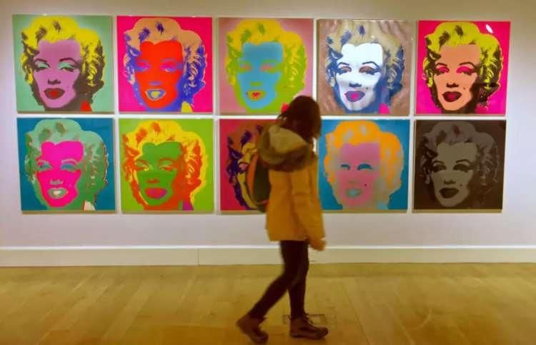<p>Sanat tüccarı, ikinci el mağazasından sadece 20 dolara satın aldığı Andy Warhol posterinin aslında sanatçının erken dönem orijinal baskısı olduğunu öğrenince şoke oldu. Uzmanlara göre eser, 250 bin doların üzerinde değer taşıyor.</p>