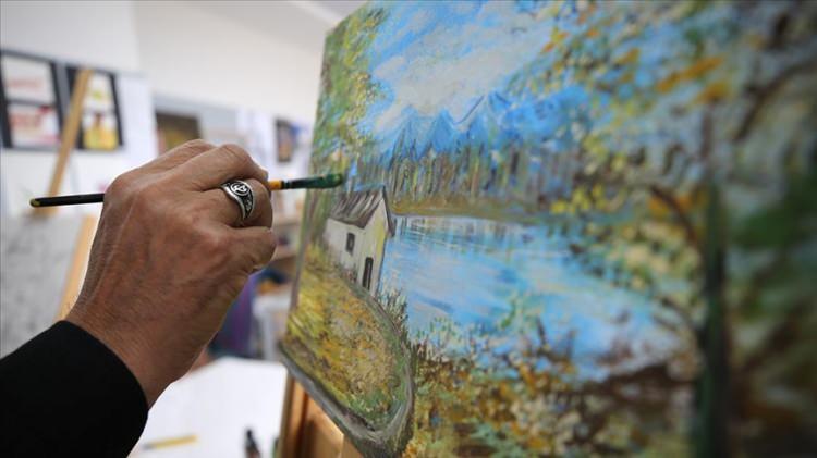 <p>Ancak eve getirdikten sonra posterdeki detaylar dikkatini çekti. </p>
