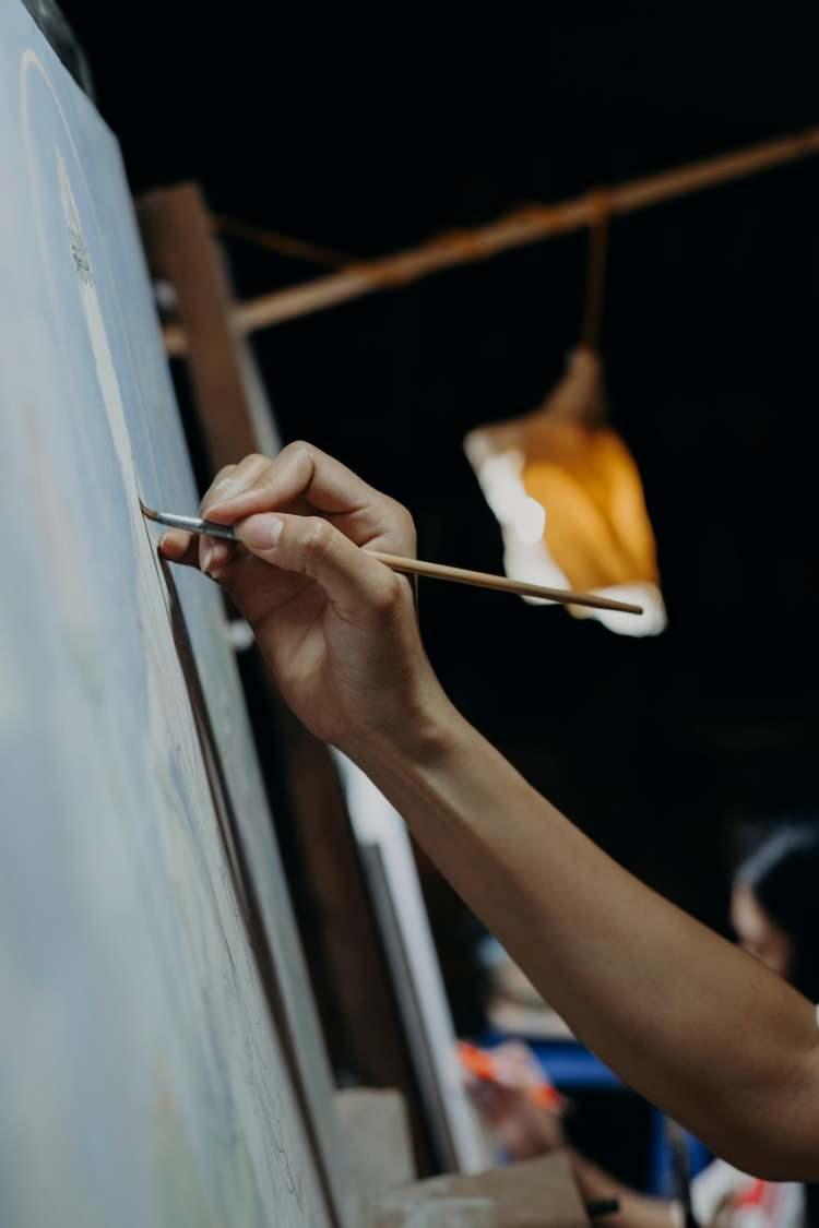 <p>Sanat tüccarı ise yaşadığı şaşkınlığı “Böylesine büyük bir hazineyi ikinci el mağazasında bulacağımı asla düşünmezdim. Gerçek olduğuna hâlâ inanamıyorum.” sözleriyle dile getirdi.</p>
