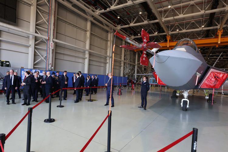 <p><span style="color:rgb(0, 0, 0)">Ziyarette Birleşik Krallık Savunma Bakanı John Healy, Hava Kuvvetleri Komutanı Orgeneral Ziya Cemal Kadıoğlu ile Birleşik Krallık Hava Kuvvetleri Komutanı Orgeneral Harv Smyth de yer aldı. </span></p>
