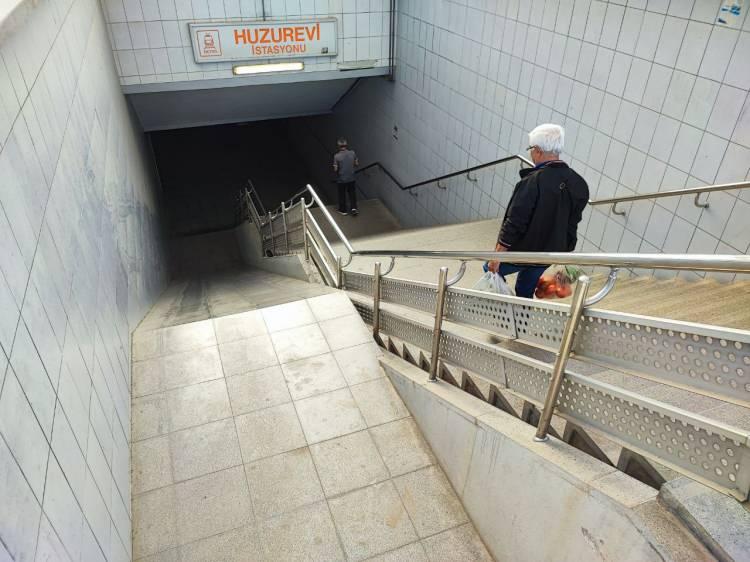 <p><span style="color:#A52A2A"><strong>YENİ PROJEYEDE BAŞLANILMADI İDDİASI</strong></span></p>
<p> </p>
<p>Metro alt geçidi kullanan ve pazardan gelip evine giden Yusuf Öztorun ise, <strong>"Yeri var kendisi yok. Demek ki ancak o kadarını yapmışlar. Ellerim de poşetler var. Yürüyen merdiven olsaydı kolaylık olurdu. Şu an asansör ile idare ediyoruz. Olsa iyi olurdu ancak yok. 16 yıldan bu yana yapılmadıysa başkanlarımız sağ olsun." </strong>ifadelerine yer verdi. </p>
<p> </p>
<p>Öte yandan, metro da yıllar sonra ilave olarak planlanan 10,3 kilometre uzunluğundaki yeni projesi de<span style="color:#A52A2A"><strong><em> 2024 yılı yatırım programına alınmasına rağmen inşaat çalışması başlamadığı öne sürüldü. </em></strong></span></p>