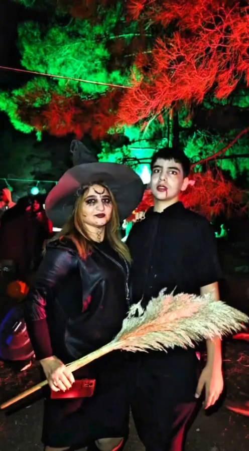 <p> Renkli kostümler, müzik ve ilginç danslarla gecenin geç saatlerine kadar süren kutlamada, gençler, cadı, vampir ve maskeli karakterler eşliğinde 'güya' eğlendi.</p>
