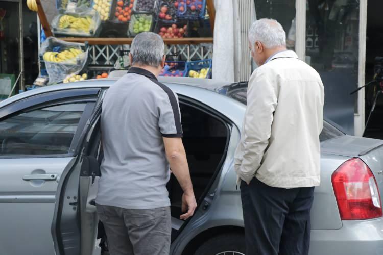 <p><span style="color:#A52A2A"><strong>"SAĞLAM TARAFLARI BİR ARAYA GETİRİP OTOMOBİL MEYDANA GETİRMİŞLER"</strong></span></p>

<p> </p>

<p>Tüketiciler Birliği Genel Başkanı Mahmut Şahin ise, <strong>"Öyle bir olayla karşı karşıyayız ki, eleştirelim mi yoksa övelim mi bilemiyoruz. Bir otomobil arkadan darbe alıp pert olmuş. Başka bir otomobil, önden darbe alıp, ön tarafı pert olmuş. Sağlam taraflarını bir araya getirip bir otomobil meydana getirmişler. Ustalık olarak müthiş bir şey. Güzel bir işçilikle dışarıdan bakıldığında anlaşılamayan 2 aracı birleştirmişler. Saklandığı zaman maalesef övülmüyor. 3 kuruş daha fazla kazanacağım diye sahtekar olmak eleştirilecek bir husus. Gizledikleri için aslında bunun cezasının daha da ağır olması lazım. Vatandaş için hukuki süreç başladı. Aradaki indirim bedelini alacak ama arkasından da bunu yapanlar tespit edilip bunu yapanlar cezalandırılmalı. Saklanmadığı zaman güzel ama saklandığında sahtekarlık oluyor. Eğer sıfır bir araç alacak olursanız mutlaka ekspertiz yaptırın. Sıfır araçlarda da o kadar darbe tespit edip iadesini sağladık ki sayısını hatırlamıyorum. İkinci el araçlarda neler yaşanabileceğini bu araçta gördük. Ustayı tebrik ediyorum ama menfaat için satanlara da lanet ediyorum."</strong> dedi. </p>

<p> </p>

<p><em><strong>KAYNAK: DHA</strong></em></p>
