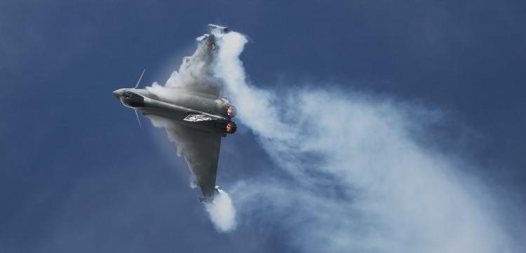 <p>3- Türkiye'nin alacağı uçakların versiyonu ne olacak?</p>

<p><br />
Tranche 1'ler 1998-2000 arasında üretilen ilk versiyonlardır. "Tranche" kelimesi "dilim" veya "parti" anlamına gelir. Eurofighter'ın geliştirme ve üretim süreci bu şekilde partilere bölünmüştür. Tranche 1'ler ağırlıklı olarak hava-hava görevleri için tasarlanmıştır. Kara hedeflerine karşı sınırlı kabiliyetleri vardır. Tranche 2'ler (2008-2011) hava-kara kabiliyetleri geliştirilmiş, yeni görev bilgisayarı ve daha iyi aviyoniklerle donatılmıştır. Tranche 3'ler (2013-2019) ise daha gelişmiş hava-kara kabiliyetleri, yeni radar, elektronik harp sistemleri ve Meteor füzesi entegrasyonu gibi özelliklere sahiptir. Tranche 4 ise en modern ve en gelişmiş versiyondur.</p>
