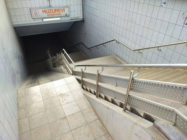 <p>Metro güzergahında da birçok alt geçit yapıldı. Alt geçitler yapılarken normal merdiven yanına yürüyen merdiven yerleri de yapıldı. </p>