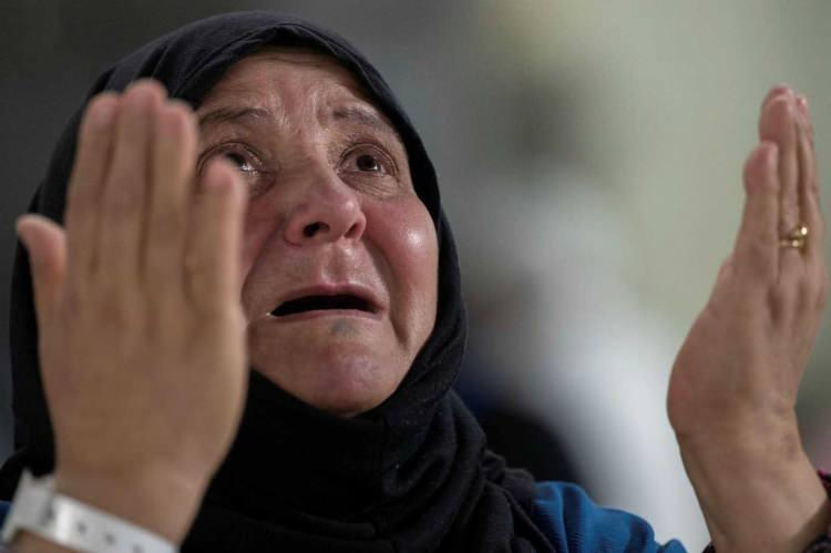 <p><strong>8 - Sağlık nedeniyle gücü yetmeyen kişi hac bedelini sadaka olarak vermekle hac sorumluluğundan kurtulur mu?</strong></p>

<p>Hac ibadetini yapamayacak derecede sağlığı bozulan veya aşırı yaşlılık nedeniyle kendisi hacca gidemeyecek durumda olanlar kendi yerine haccetmesi için masraflarını karşılayarak vekil gönderebilirler.</p>

<p>Fakat vekil gönderecek parayı fakirlere sadaka olarak vermekle veya bir hayır kurumuna yardım yapmakla hac görevini yerine getirmiş sayılmazlar. Böyle yapanın hac borcu düşmez, sadakasının sevabını alır.</p>
